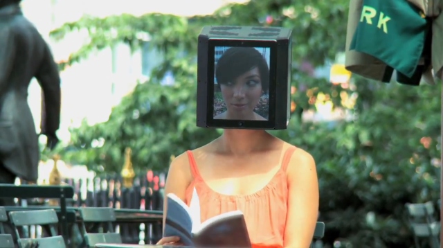 Девушка с iPad вместо головы (видео)