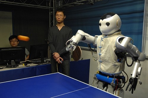 Китайский робот играющий в настольный теннис (видео)