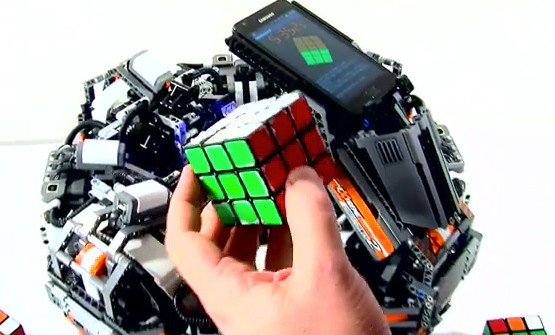 Сборка кубика Рубика за 5 секунд (видео)