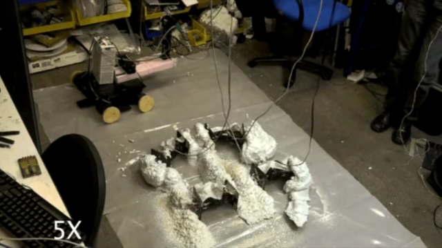Робот который строит сам себя (2 видео)