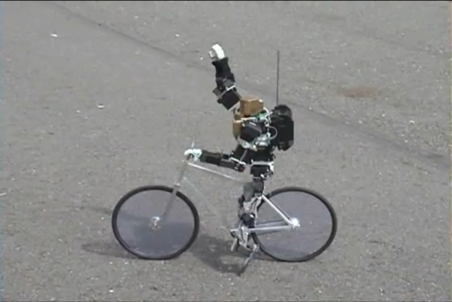 Робот-велосипедист (видео)