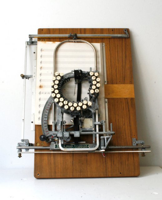 Пишущая машинка для нот (3 фото)