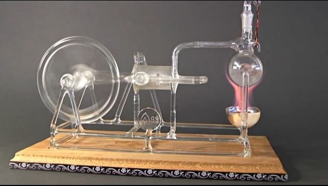 Миниатюрная модель парового двигателя из стекла (видео)