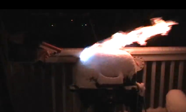 Компактный самодельный огнемёт (2 фото + видео)
