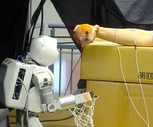 Робот управляющий человеком (2 фото + видео)