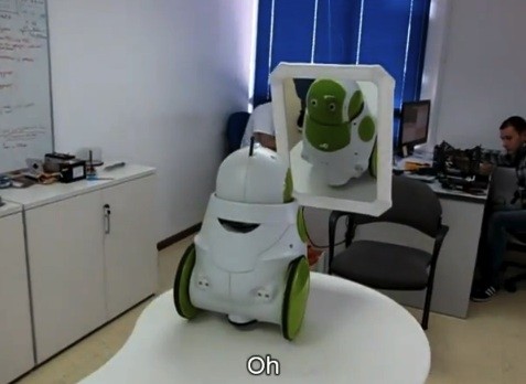 Робот QBO научился узнавать себя (видео)