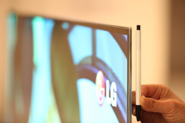 Самый большой и самый тонкий в мире OLED телевизор (2 фото)