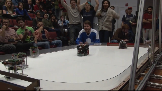 Хоккейный турнир среди роботов (3 фото + видео)