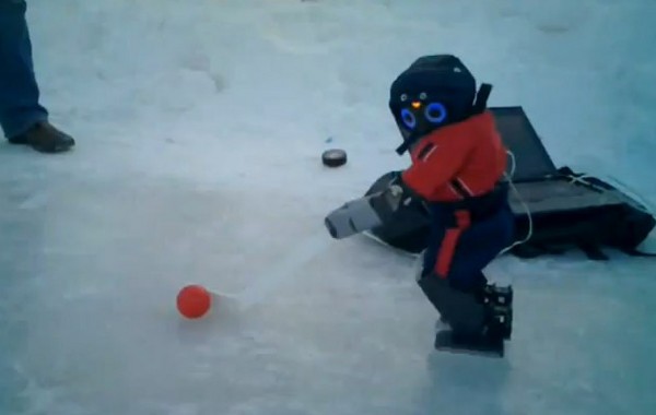 Робот-хоккеист (видео)