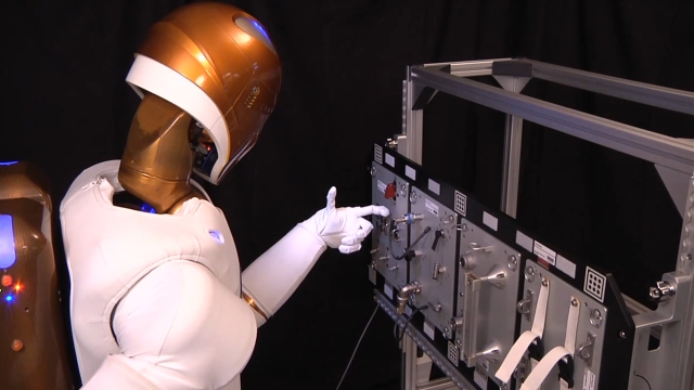 Робот-гуманоид в качестве члена экипажа МКС (2 видео)