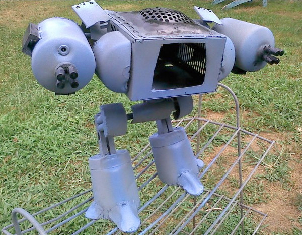 Robocop ED-209 из старого хлама (3 фото)