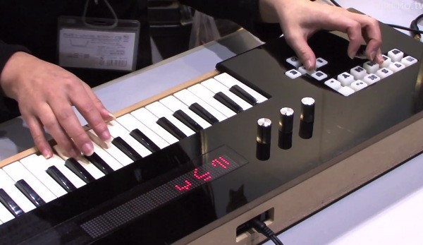 Синтезатор воспроизводящий буквы (видео)
