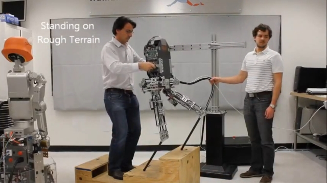 Hume - быстрый двуногий робот (видео)