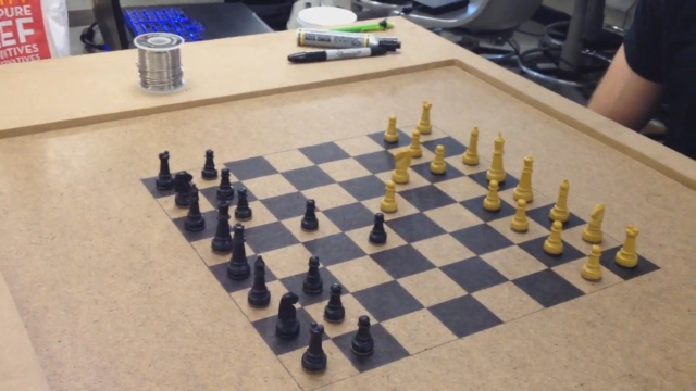 Онлайн шахматы с физическим интерфейсом (видео)