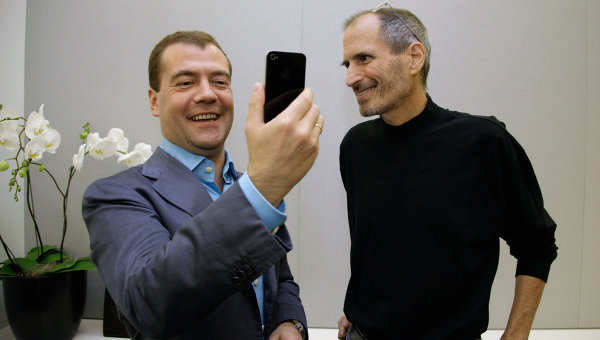 Медведев поручил освободить россиян от “мобильного рабства”