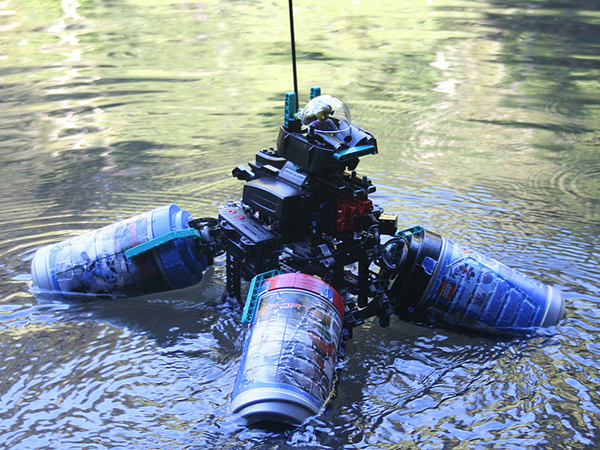 Плавающий робот из конструктора Lego (видео)