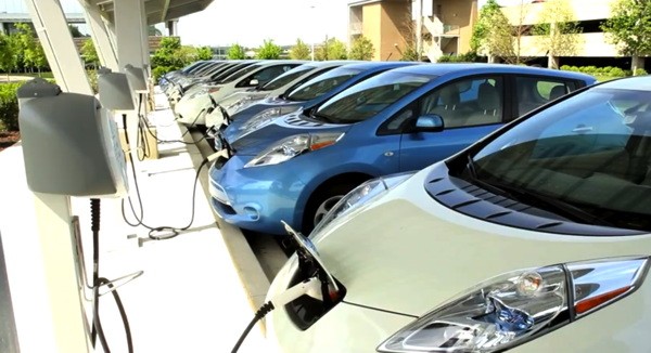 Nissan открывает в США 15 бесплатных АЗС для электромобилей (видео)