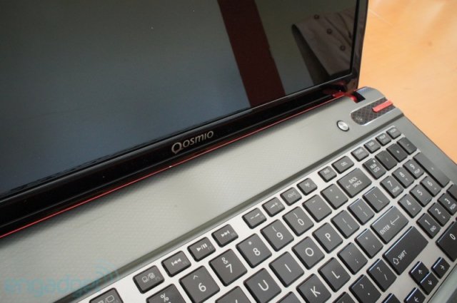 Toshiba Qosmio X875 - геймерский ноутбук с поддержкой 3D (11 фото + видео)