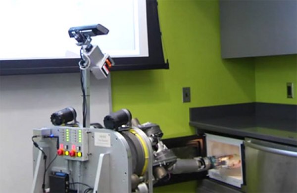 Робот умеющий пользоваться микроволновкой (видео)