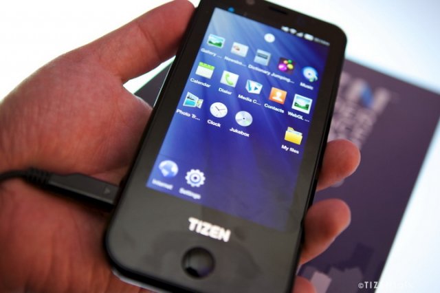 В сеть попали фото первого смартфона на ОС Tizen