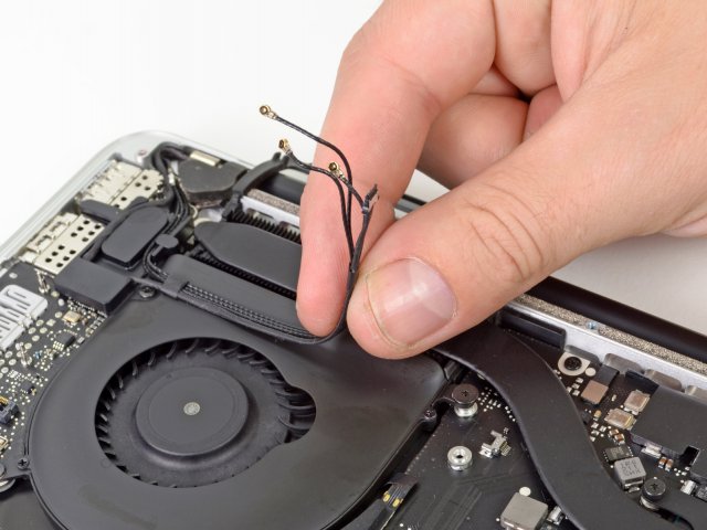 Новый MacBook Pro разобрали на части (21 фото)