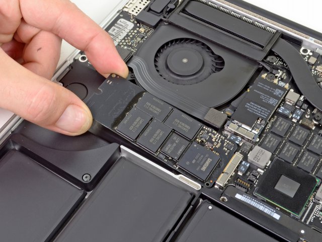Новый MacBook Pro разобрали на части (21 фото)