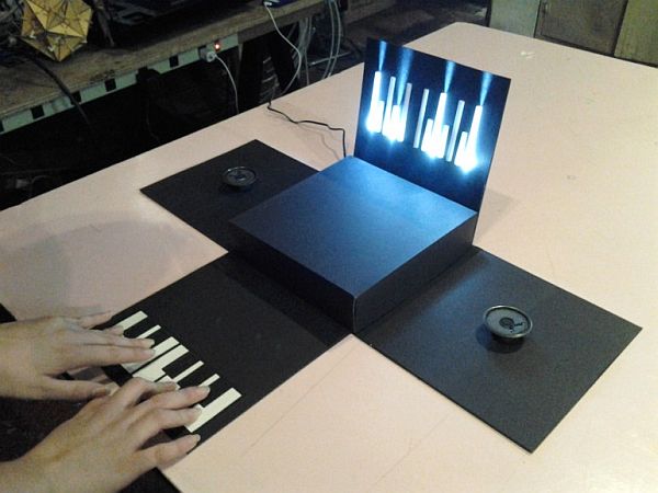 Электронный фортепиано из подручных средств (4 фото)