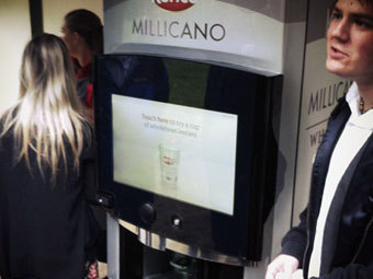 В Лондоне установили говорящий кофейный автомат (2 фото)