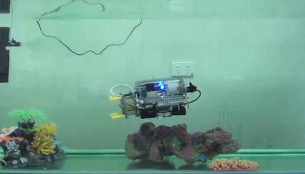 Подводный робот из Lego (видео)