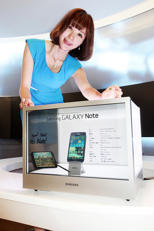 Samsung начнет продажи прозрачных дисплеев (2 фото + видео)