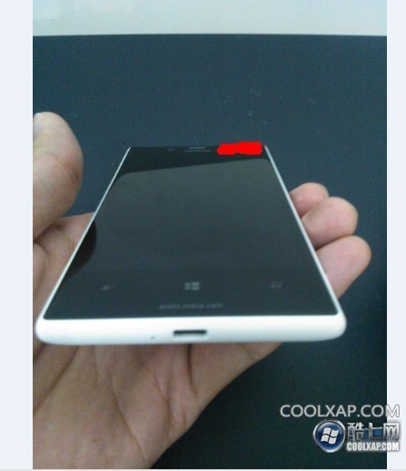 Nokia Lumia 820 - первые живые фотографии смартфона (3 фото)