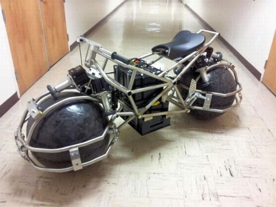 Мотоцикл со сферическими колесами (7 фото)