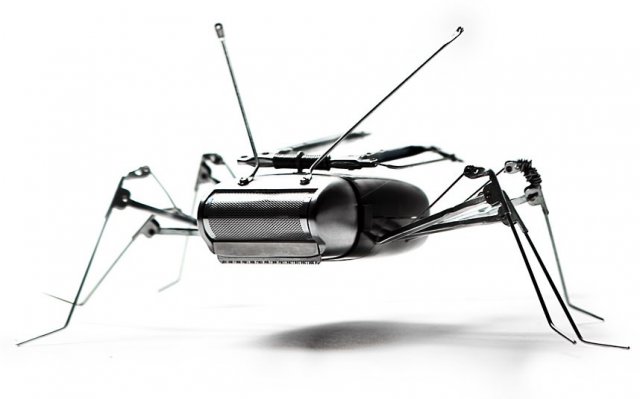 Скульптуры роботов Андреа Петрачи из поломанных гаджетов и игрушек (16 фото)