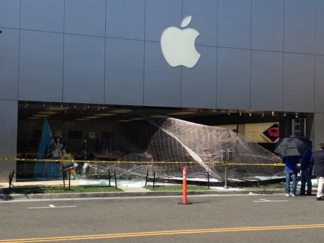Грабитель на BMW X5 протаранил Apple Store (3 фото + видео)