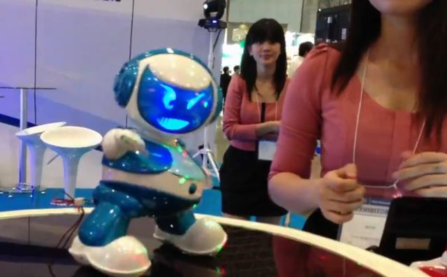 Танцующий робот на выставке CEATEC 2012 (видео)