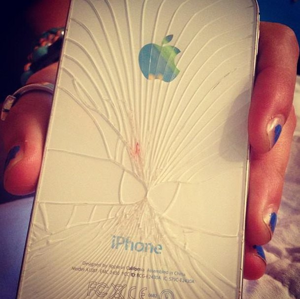 Чем разбили iPhone ? (фото)