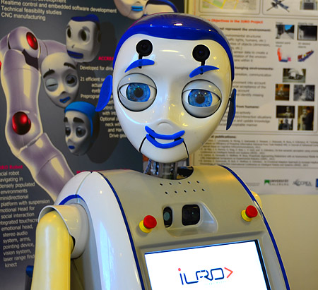 Iuro - робот, который понимает людей (3 фото + видео)