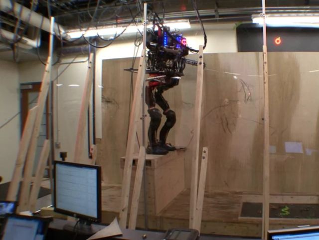 Двуногий робот-прыгун Pet-Proto (видео)