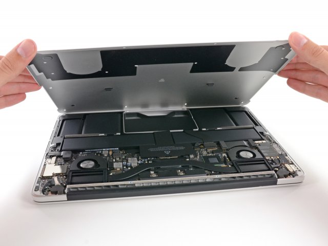 MacBook Pro 13,3 Retina разобрали на части (20 фото)