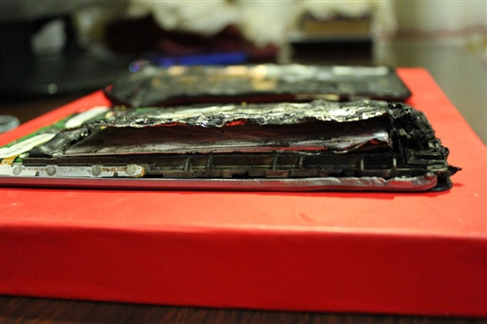Расплавившийся планшет Nexus 7 (3 фото)