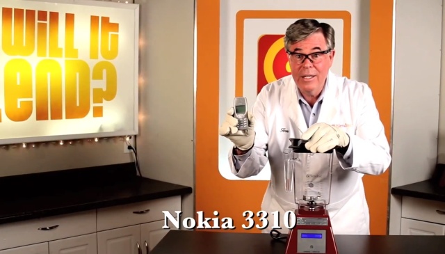 Nokia 3310 против блендера (видео)