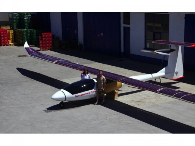 Первый в мире двухместный самолёт на солнечных батареях (5 фото)