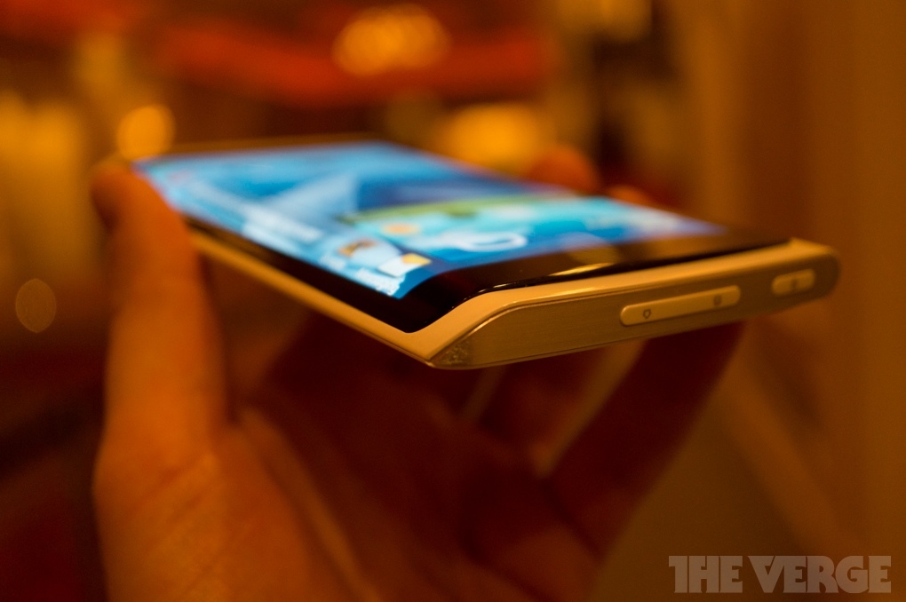 Гнущий самсунг. Самсунг с изогнутым экраном 6g. Samsung с изогнутым экраном смартфон. Самсунг галакси с изогнутым экраном 2016. OLED дисплей Samsung.