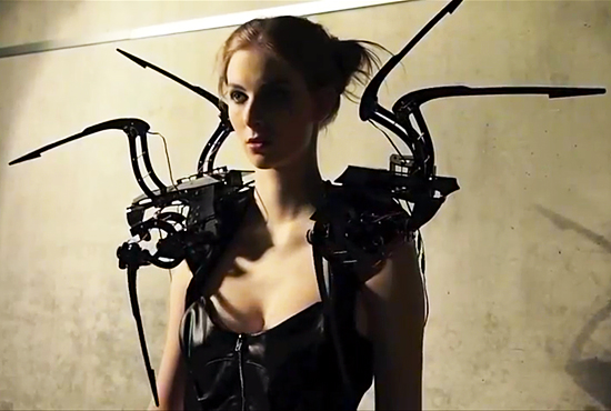 Платье с роботами-пауками (видео)