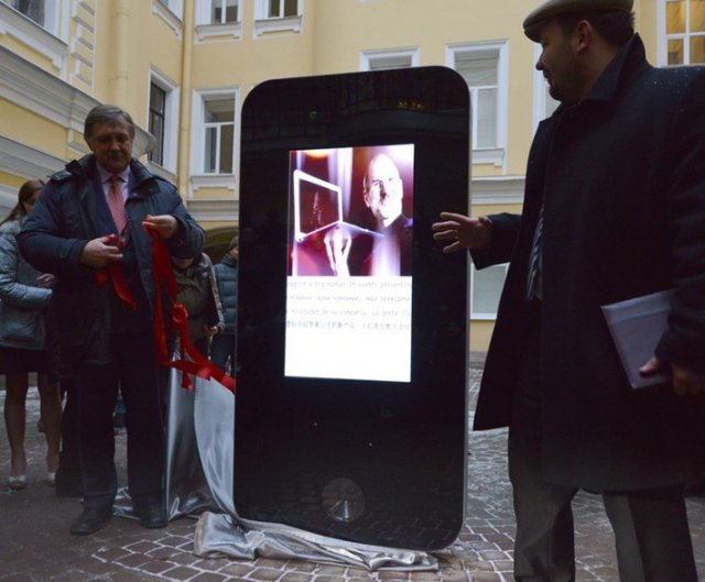 В Петербурге открыли памятник Стиву Джобсу (8 фото)