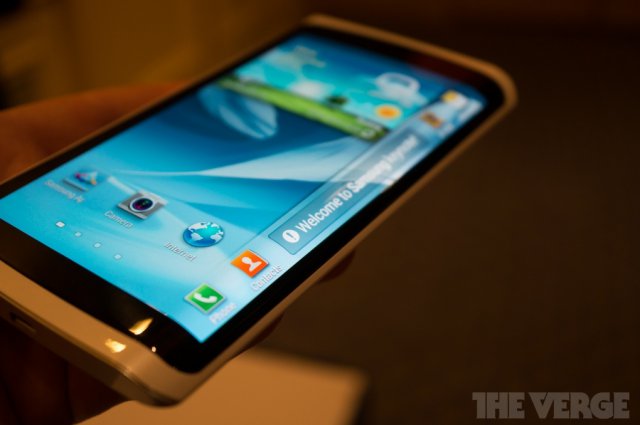 Первый прототип смартфона с гибким дисплеем от Samsung (11 фото + видео)