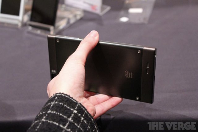 Lenovo IdeaPhone K900 - стильный гуглофон на процессоре Intel Atom (12 фото)