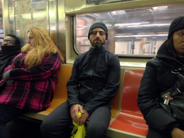 Глава Google тестирует очки-компьютер в нью-йоркском метро