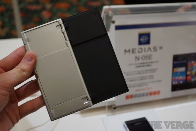 NEC Medias W - смартфон с двумя дисплеями (5 фото)