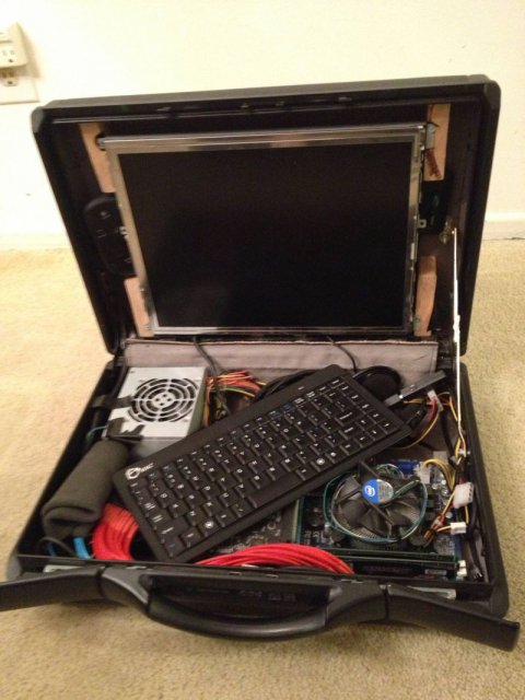 "Игровой ноутбук" из чемодана (8 фото)